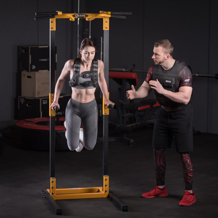 øvelser i vektvest utført av dame