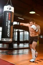 Premium boksesekk 140cm 40kg under trening Bushido Premium boxing punching bag 140cm 40kg during training
