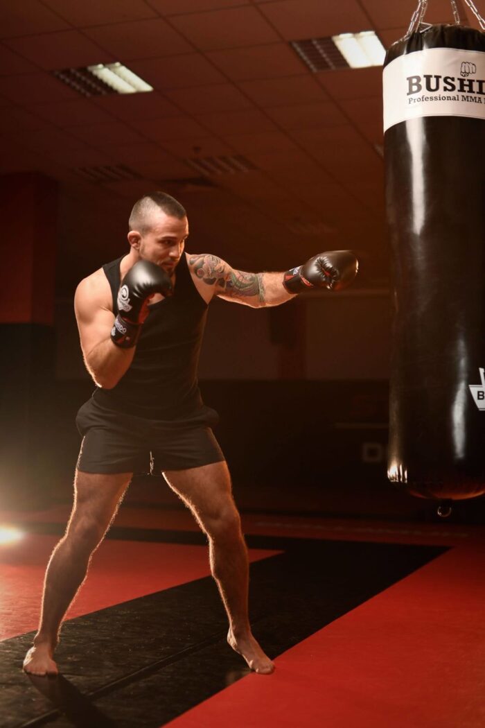 Trenings boksesekk DBX Bushido 140 cm høy, 40 cm i diameter og 40 kg vekt. Hvit svart farge