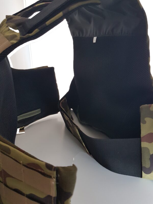 Taktisk vest med mulighet for montering av ballistiske plater