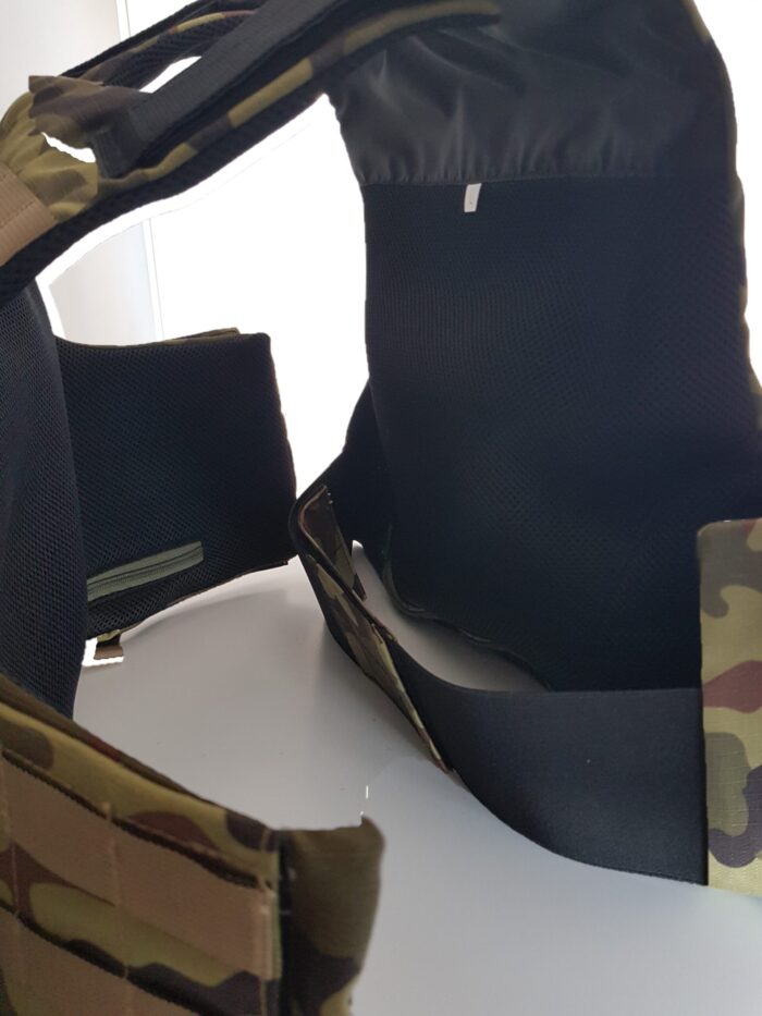 Taktisk vest med mulighet for montering av ballistiske plater