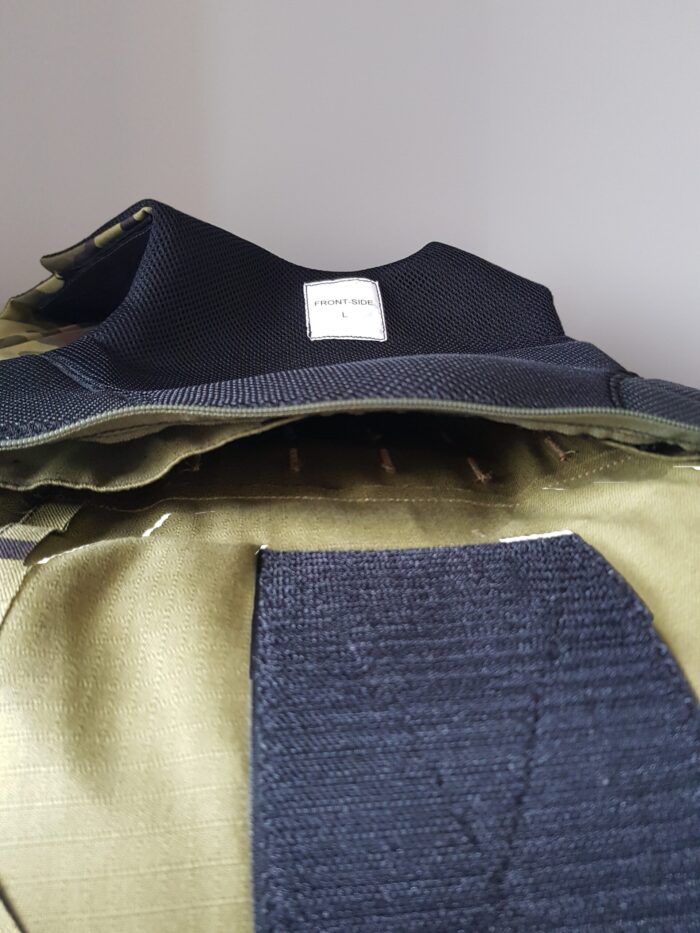 Taktisk vest med mulighet for montering av ballistiske plater