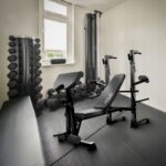 Multifunksjonell treningsbenk ULTRA med vektstangstativ og justerbar rygg for hjemmegym og styrketrenin