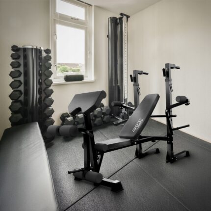 Multifunksjonell treningsbenk ULTRA med vektstangstativ og justerbar rygg for hjemmegym og styrketrenin