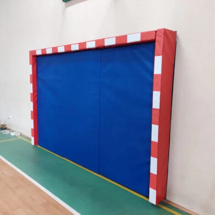 Veggmål laget av madrasser til skole gymsal håndballmål vegg 5